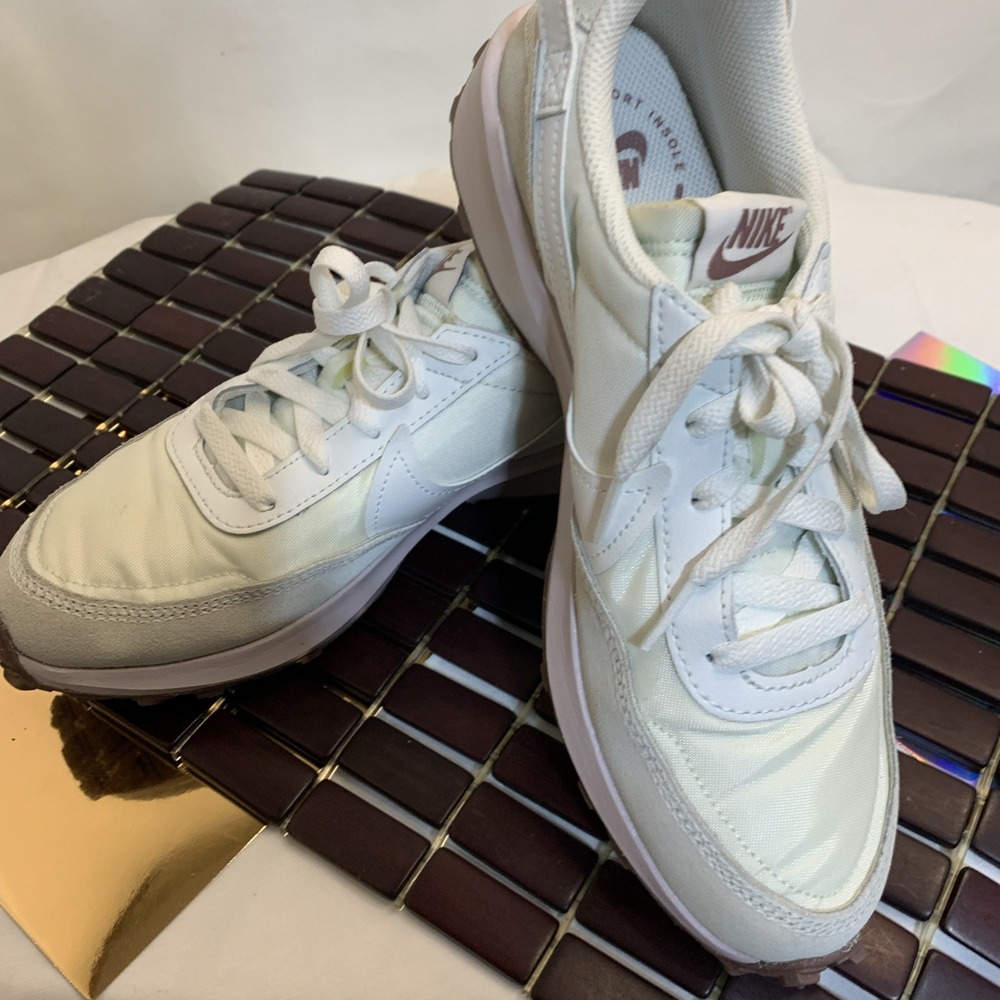 Women's Size 8.5- NIKE DAYBREAK White Sneaker‎ with White Nike Swish Back Pull